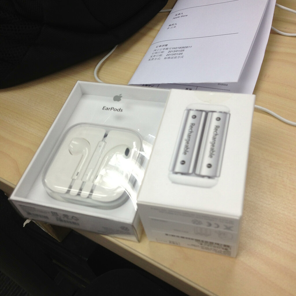 EarPods & Battery Charger